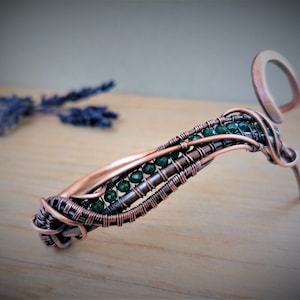 Brazalete de palma con envoltura de alambre de cobre y cristal verde