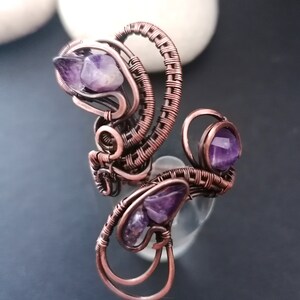 Anello regolabile avvolto in filo di rame ossidato e ametista