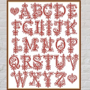 Pode incluir: Uma impressão emoldurada com todo o alfabeto em letras decorativas vermelhas e ornamentadas. Cada letra é projetada de forma única com enfeites e florituras. As letras estão em um fundo branco, com um símbolo de coração no início e no final.
