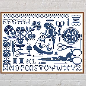 Peut inclure: Point de croix encadré, avec un motif bleu et blanc. Le motif comprend l'alphabet, des motifs floraux, des ciseaux, une bobine de fil et une femme. Le thème est la couture et les travaux d'aiguille, avec des mesures en centimètres.