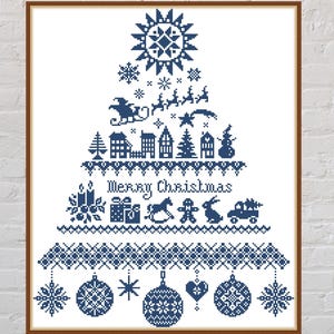 Op de afbeelding: Een ingelijst kruissteekontwerp in de vorm van een kerstboom. Het marineblauwe ontwerp bevat feestelijke elementen zoals kerstballen, sneeuwvlokken en de tekst "Merry Christmas". Het kunstwerk wordt gepresenteerd op een witte bakstenen muur.