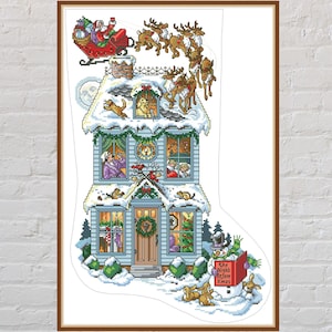以下が含まれることがあります： クリスマスの靴下のような形をした家のクロスステッチパターン。サンタクロースとトナカイが家の上を飛んでいます。家はドアにリースがあり、外には雪だるまがいます。雪だるまの書物には「クリスマスイブ」と書かれています。