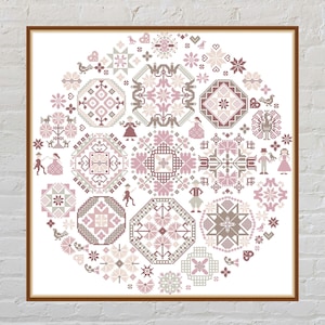 Puede incluir: Obra de arte en punto de cruz enmarcada con un diseño circular de patrones geométricos y florales en tonos rosa, marrón y blanco. La obra incluye pequeñas figuras y pájaros, todo dentro de un marco de madera marrón.