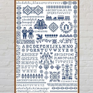 Puede incluir: Un sampler de punto de cruz enmarcado en tonos azules y blancos. El sampler presenta varios alfabetos, números y motivos decorativos, incluyendo casas, personas y patrones florales. El texto incluye el alfabeto y números.