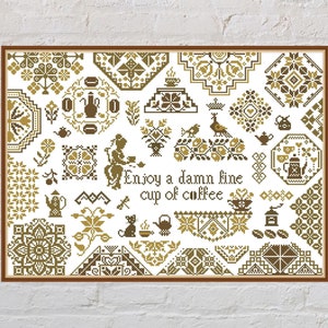 Könnte beinhalten: Ein Kreuzstichmuster mit einer Vielzahl von braunen und goldenen geometrischen Designs, darunter Blumen, Vögel und Teekannen. Das Muster enthält den Text "Enjoy a damn fine cup of coffee".