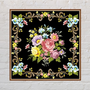 Può includere: Un ricamo a punto croce incorniciato che presenta un bouquet di fiori colorati con fiori rosa, gialli e blu su uno sfondo nero. Il disegno floreale è circondato da un bordo marrone ornato.