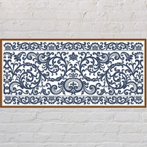 Könnte beinhalten: Ein blaues und weißes Blumenmuster mit einem sich wiederholenden Design. Das Muster ist in einem braunen Rahmen gerahmt.