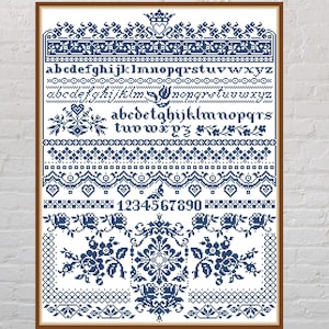 Könnte beinhalten: Ein gerahmtes Kreuzstich-Muster in Blau- und Weißtönen. Das Design umfasst verschiedene Schriftarten, florale Muster und dekorative Bordüren. Das Muster zeigt das Alphabet, Zahlen und dekorative Motive.
