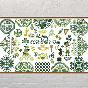以下が含まれることがあります： 白い背景に、緑と金色の聖パトリックの日のテーマのモチーフが描かれた、額入りのクロスステッチのデザイン。デザインには、シャムロック、レプラコーン、ハープ、そして「Happy St. Patrick's Day」の文字が含まれています。