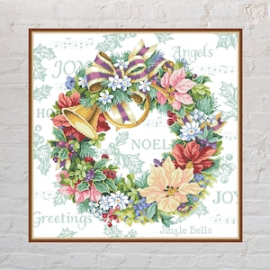 Könnte beinhalten: Ein Weihnachtskranz mit einer goldenen Trompete, roten und weißen Weihnachtssternen, grünem Stechpalmenlaub und einer violetten Schleife. Der Kranz ist mit den Worten "Angels", "Noël", "Jingle Bells", "Greetings", "Joy" und "Ho" verziert.