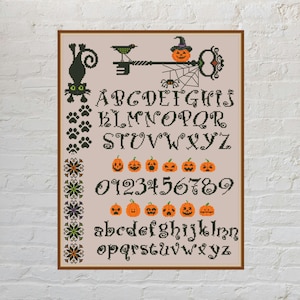 Korsstygnsmönster i PDF-format för gotiskt Halloween-alfabet | Diagram över kusliga ABC-teckensnitt och siffror | Räknade söta svarta katter, pumpor och nycklar i Xstitch