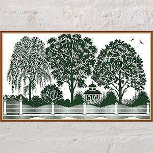 Op de afbeelding: Een zwart-wit silhouet illustratie van een tuinscene met bomen, een prieel en een wit hek.