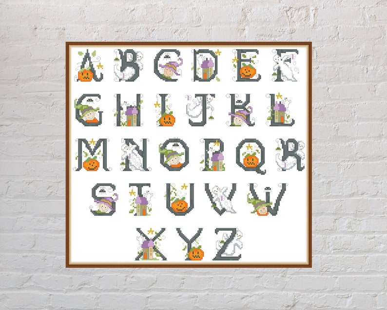 K&ouml;nnte beinhalten: Ein Kreuzstich-Alphabet-Diagramm mit Halloween-Motiven. Jeder Buchstabe ist mit einem Geist, einem K&uuml;rbis, einer Hexe oder einem Haus verziert. Die Buchstaben sind in Schwarzwei&szlig; mit Akzenten in Orange, Lila und Gelb.