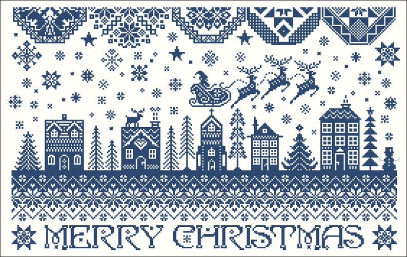 Pu&ograve; includere: Un ricamo a punto croce natalizio blu e bianco con una scena di villaggio invernale, che include case, alberi, una slitta trainata da renne e il testo "MERRY CHRISTMAS".