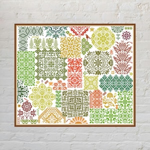 Puede incluir: Un muestrario de punto de cruz cuadrado que presenta un collage denso de patrones geométricos, florales y botánicos en tonos verde, naranja, amarillo y rojo oscuro. El intrincado bordado muestra varios motivos simétricos, incluyendo círculos, cuadrados y plantas estilizadas, todo dispuesto dentro de un marco marrón fino.