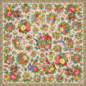Könnte beinhalten: Quadratisches Tuch mit einem Blumen- und Vogelmuster. Das Design zeigt bunte Rosen, Schmetterlinge und verschiedene Vögel auf cremefarbenem Hintergrund. Der Rand hat ein Blumenmuster mit einem dünnen braunen Umriss.