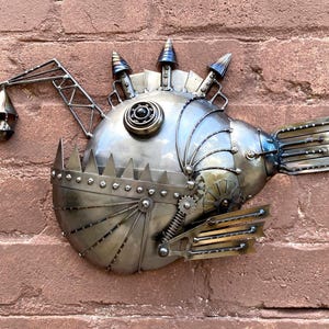 リサイクルメタル製アンコウの壁掛け彫刻 - スチームパンクな航海風装飾