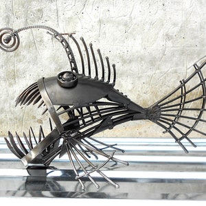 アート 金属彫刻 アンコウ。スチーム パンクな捕食魚の置物。小像 金属 アンコウ。アート リサイクル金属魚 スチーム パンク。