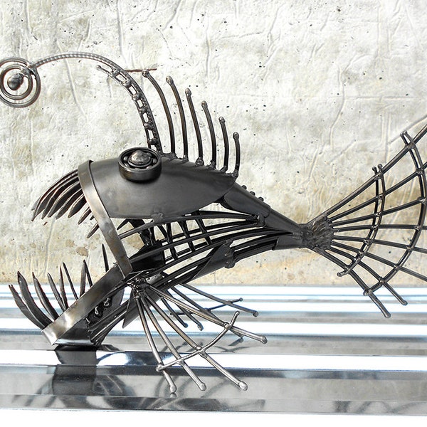 Sculpture en métal d'art Poisson pêcheur. Figurine de poisson prédateur Steampunk. Statuette de baudroie en métal. Poisson en métal recyclé d'art Steampunk.