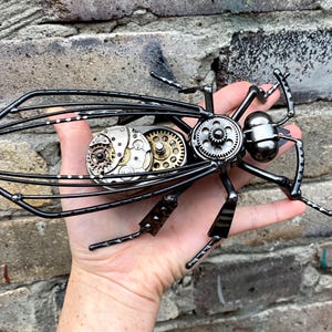 スチームパンクなハチの彫刻 - 手作りの時計ギアの金属昆虫アート