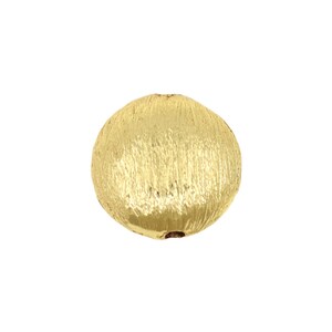 Könnte beinhalten: Eine einzelne, runde, goldfarbene Perle mit strukturierter Oberfläche. Die Perle hat oben und unten ein kleines Loch. Die Perle ist auf weißem Hintergrund isoliert.