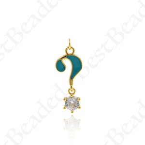 Op de afbeelding: Gouden bedel met een turquoiseblauw vraagteken en een heldere strasssteen die eronder hangt.