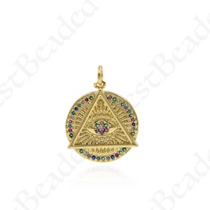 Könnte beinhalten: Goldener Anhänger mit einem allsehenden Auge in einem Dreieck, umgeben von einem Kreis aus bunten Edelsteinen.