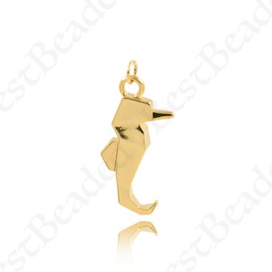 Colgante simple de caballito de mar de latón chapado en oro, encanto de caballito de mar, joyas de mar, joyería minimalista, 29x14mm
