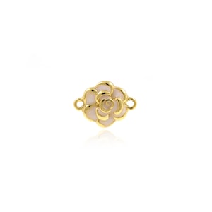 K&ouml;nnte beinhalten: Goldfarbener Rosenbl&uuml;ten-Connector mit einem wei&szlig;en Emaille-Zentrum. Der Connector hat zwei Sprungringe zum Anbringen an Schmuck.