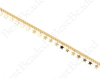 Op de afbeelding: Gouden ketting met hangende sterbedels. De ketting is van het curb-type en de sterren zijn plat en glanzend.