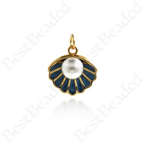 Könnte beinhalten: Goldfarbener Anhänger mit einem blauen Emaille-Muschelschmuck mit einer weißen Perle in der Mitte.