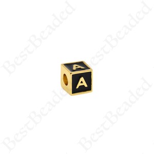K&ouml;nnte beinhalten: Goldfarbener Buchstabenperle mit schwarzer Emaille-Oberfl&auml;che. Der Buchstabe 'A' ist in Gold auf der schwarzen Emaille.