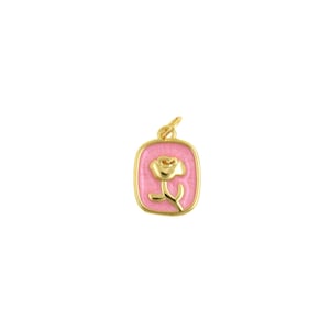 Peut inclure: Pendentif doré avec un fond en émail rose et un motif de rose doré. Le pendentif est rectangulaire avec des coins arrondis et une petite boucle pour une chaîne. La rose a des pétales et une tige détaillés.