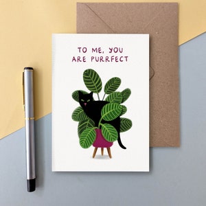 To Me You Are Purrfect carte de voeux avec un chat noir dans une illustration de plante d'intérieur. A6 avec enveloppe kraft. Carte de jeu de mots Je t'aime pour les amoureux des chats.