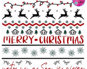 Op de afbeelding: Een witte achtergrond met een rood en groen kerstontwerp. Het ontwerp bevat een lichtsnoer, sneeuwvlokken, kerstboompjes en een kerststal. De tekst "MERRY CHRISTMAS" staat in rode letters en de tekst "unto us a Son is given" staat in zwarte letters.