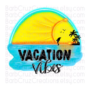 Op de afbeelding: Een digitale illustratie van een zonsondergang boven een blauwe zee met palmbomen en een dolfijn die uit het water springt. De tekst "VACATION VIBES" staat in zwarte letters op het water.