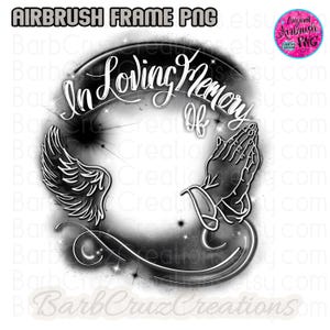 以下が含まれることがあります： 祈る手のデザイン、天使の羽根、そして「In Loving Memory Of」というテキストが書かれた白黒のエアブラシフレーム。