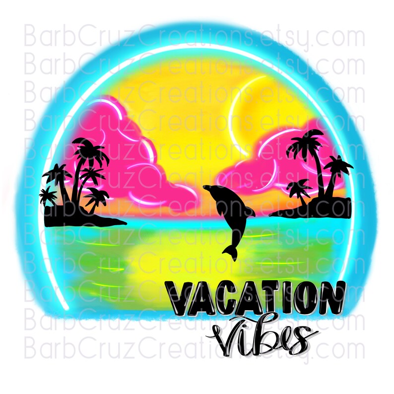 Pu&ograve; includere: Un cerchio blu neon con una scena di tramonto all'interno. Il tramonto &egrave; giallo, arancione e rosa con nuvole. Ci sono palme e un delfino che salta fuori dall'acqua. Il testo "VACATION Vibes" &egrave; nella parte inferiore del cerchio.