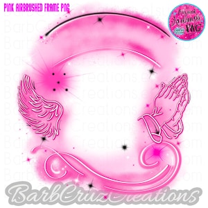 Pu&ograve; includere: PNG di cornice rosa aerografata con ali d'angelo, mani in preghiera e un ricciolo decorativo. Il design include stelle e il testo "Pink Airbrushed Frame PNG" e "Barb Cruz Creations". Un logo circolare recita "Original Airbrush PNG".