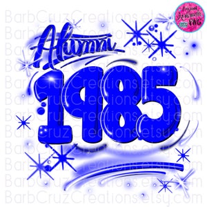 以下が含まれることがあります： 青と白のグラフィックデザインで、「Alumni」という言葉と「1985」の年が太字で泡のようなフォントで書かれています。デザインは白い星で囲まれています。