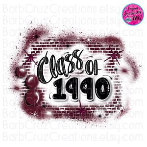 Puede incluir: Una pared de ladrillo marrón con pintura en aerosol blanca, con el texto "Class of 1990" en negro con un acabado brillante. El texto está rodeado de estrellas blancas y salpicaduras de pintura roja.