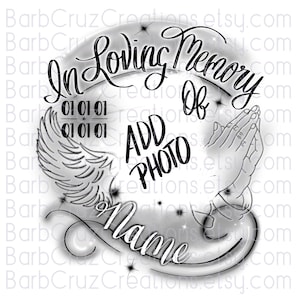 Pode incluir: Um modelo de memorial digital preto e branco com um círculo no centro para uma foto. O texto "In Loving Memory Of" é escrito em uma fonte decorativa ao redor do círculo. O texto "ADD PHOTO" é escrito dentro do círculo. O texto "Name" é escrito em uma fonte decorativa abaixo do círculo. Há asas de anjo e mãos rezando de cada lado do círculo.