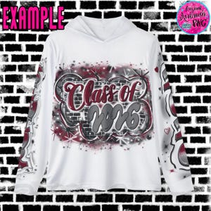 Peut inclure: Un sweat &agrave; capuche blanc &agrave; manches longues avec un motif a&eacute;rographe. Le motif pr&eacute;sente le texte "Class of 2026" en bordeaux et gris, sur fond de mur de briques. Les manches ont des accents a&eacute;rographes assortis. Le mot "EXAMPLE" est en haut.