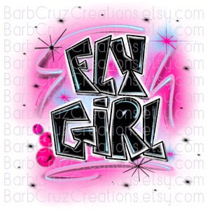 Pu&ograve; includere: Un design grafico rosa e blu con le parole "Fly Girl" in nero contornate di blu. Lo sfondo &egrave; un gradiente rosa e blu con stelle bianche.