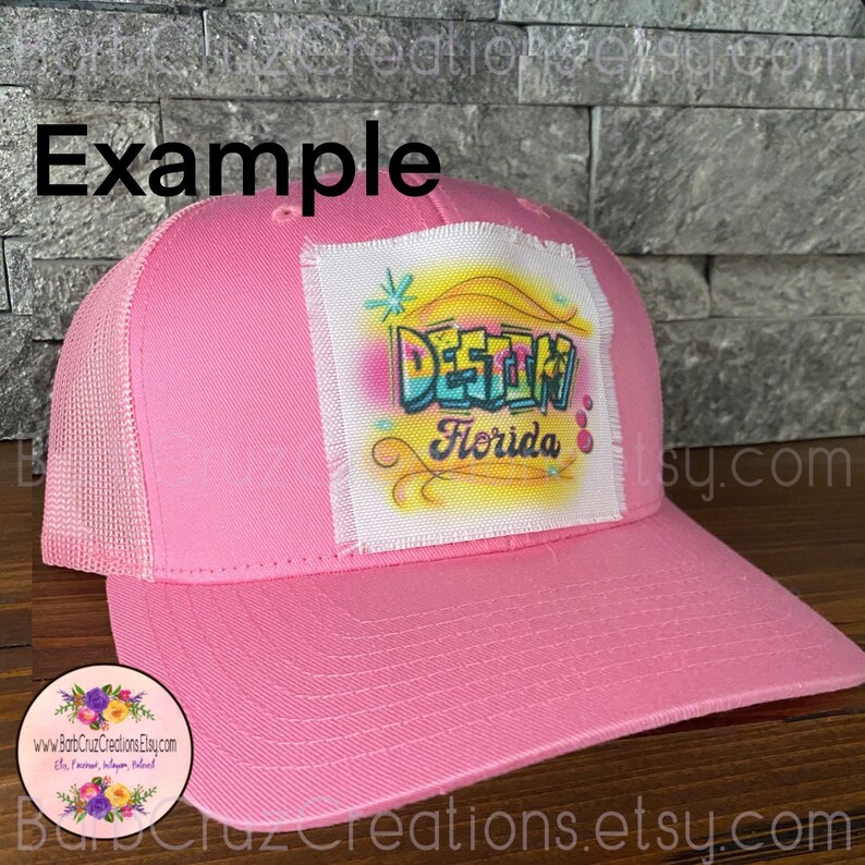 Pu&ograve; includere: Cappellino da camionista rosa con una toppa bianca che presenta un design in stile graffiti colorato che dice "Destin Florida".