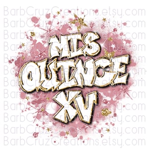 Peut inclure: Un design graphique rose et or avec le texte "MIS QUINCE XV" en lettres blanches avec des contours dorés. Le design est entouré d'étoiles dorées scintillantes et d'éclaboussures roses.