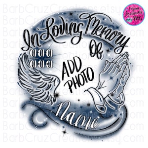 以下が含まれることがあります： 星形の背景を持つ青と白のデジタルデザイン。デザインには、祈る手のペア、翼、そして「In Loving Memory Of」というテキストが含まれています。写真と名前を追加するスペースがあります。