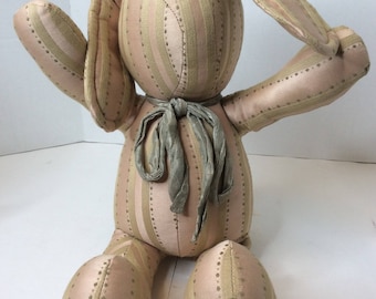 Muñeco de peluche vintage de conejo: algodón con rayas en oro rosa.
