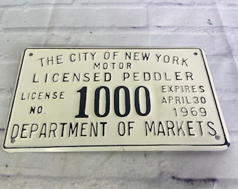 Matrícula vintage de vendedor ambulante de Nueva York de 1969: blanca y negra, número 1000