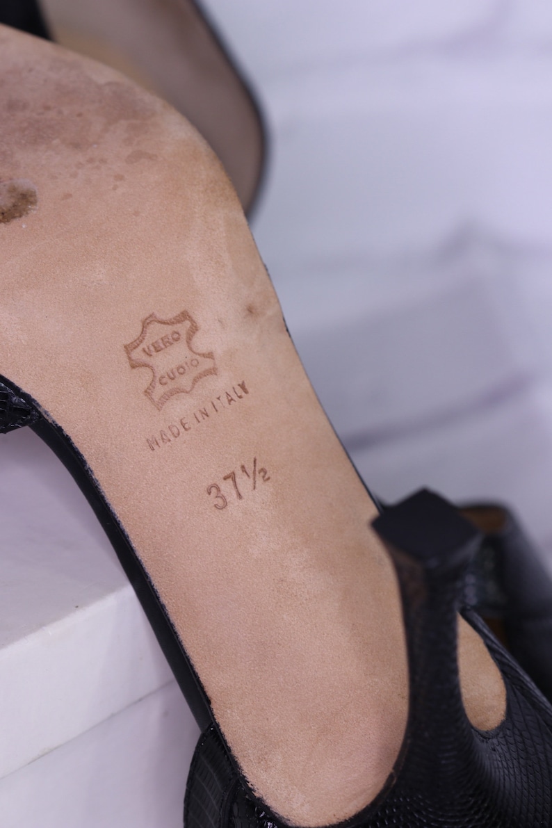 Puede incluir: Primer plano de la plantilla de un zapato de cuero negro. La plantilla es de color marr&oacute;n y tiene el texto "Vero Cuoio" y "Made in Italy" impreso en ella. La talla del zapato es 37 1/2.